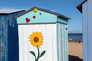 CABANES DE PLAGE COLOREES ET DECOREES SUR LA PLAGE DE LA BOIRIE, SAINT-DENIS-D'OLERON, ILE D'OLERON, CHARENTE-MARITIME, FRANCE 