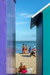 CABANES DE PLAGE COLOREES ET DECOREES SUR LA PLAGE DE LA BOIRIE, SAINT-DENIS-D'OLERON, ILE D'OLERON, CHARENTE-MARITIME, FRANCE 