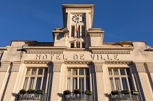 FACADE DE L'HOTEL DE VILLE, MAIRIE D'AUBUSSON, CREUSE, FRANCE 