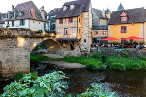 RESTAURANT CAFE-CANTINE 'A COTE' DEVANT LE PONT DE LA TERRADE SUR LES BORDS DE LA CREUSE, CENTRE ANCIEN DE LA VILLE D'AUBUSSON, CREUSE, FRANCE 