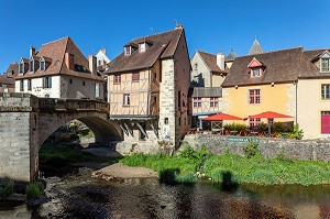 RESTAURANT CAFE-CANTINE A COTE DEVANT LE PONT DE LA TERRADE SUR LES BORDS DE LA CREUSE, CENTRE ANCIEN DE LA VILLE D'AUBUSSON, CREUSE, FRANCE 