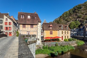 MAISONS A COLOMBAGES ET ATELIER MUSEE DES CARTONS DE TAPISSERIE SUR LES BORDS DE LA CREUSE, CENTRE ANCIEN DE LA VILLE D'AUBUSSON, CREUSE, FRANCE 