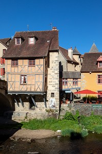 MAISONS A COLOMBAGES SUR LES BORDS DE LA CREUSE, CENTRE ANCIEN DE LA VILLE D'AUBUSSON, CREUSE, FRANCE 