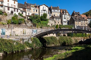 PASSERELLE SUR LA RIVIERE LA CREUSE, CENTRE ANCIEN DE LA VILLE D'AUBUSSON, CREUSE, FRANCE 