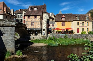 MAISONS A COLOMBAGES ET ATELIER MUSEE DES CARTONS DE TAPISSERIE SUR LES BORDS DE LA CREUSE, CENTRE ANCIEN DE LA VILLE D'AUBUSSON, CREUSE, FRANCE 