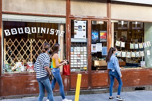 LIBRAIRIE BOUQUINISTE AU PETIT BONHEUR, CENTRE ANCIEN DE LA VILLE D'AUBUSSON, CREUSE, FRANCE 