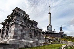 LABORATOIRE ET PYLONE TDF AVEC LE TEMPLE DE MERCURE, SOMMET DU PUY-DE-DOME, VOLCAN D'AUVERGNE, ORCINES, FRANCE 