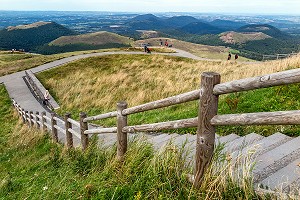 PANORAMA DE LA CHAINE DES PUYS, SOMMET DU PUY-DE-DOME, VOLCAN D'AUVERGNE, ORCINES, FRANCE 