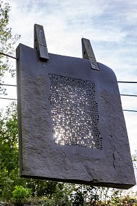 SUSPENDRE, OEUVRE SUSPENDUE DE THIERRY COURTADON EN PLEINE NATURE, ARTISTE SCULPTEUR SUR DE LA PIERRE DE LAVE, MANOIR DE VEYGOUX, CHARBONNIERES-LES VARENNES, PUY-DE-DOME, AUVERGNE, FRANCE 