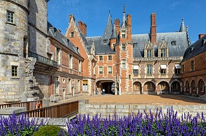 FACADE EN BRIQUE ROUGE DE LA COUR INTERIEURE DU CHATEAU DE MAINTENON, EURE-ET-LOIR (28), FRANCE 