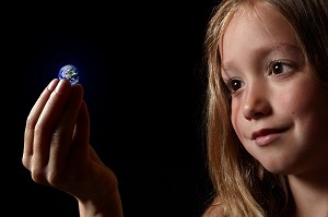 PRECIEUSE, REGARD D'UNE JEUNE FILLE SUR UNE TERRE PRECIEUSE COMME UN BIJOU, EXPOSITION PHOTOGRAPHIQUE 'TERRE FRAGILE' MONTRANT L'IMPACT DE L'HOMME SUR LA PLANETE, FRANCE, MONDE 