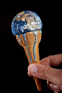 FONDANTE, CORNET DE GLACE AU PARFUM DE TERRE EN TRAIN DE FONDRE, ILLUSTRATION DU RECHAUFFEMENT CLIMATIQUE, EXPOSITION PHOTOGRAPHIQUE ‘TERRE FRAGILE’ MONTRANT L’IMPACT DE L’HOMME SUR LA PLANETE, FRANCE, MONDE 