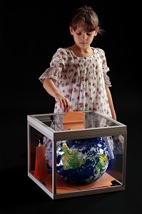 PLEBISCITE, PETITE FILLE QUI VOTE POUR LA TERRE, ILLUSTRATION DU CIVISME DES ENFANTS POUR PROTEGER NOTRE PLANETE, EXPOSITION PHOTOGRAPHIQUE ‘TERRE FRAGILE’ MONTRANT L’IMPACT DE L’HOMME SUR LA PLANETE, FRANCE, MONDE 