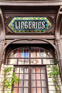 FACADE ART-DECO D'UN ANCIEN MAGASIN DES, TROUVILLE-SUR-MER, NORMANDIE, FRANCE 