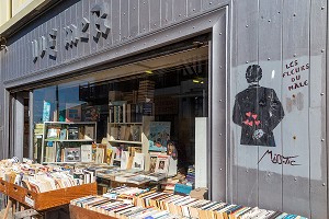 LIBRAIRIE 'UNE MER' AVEC UN DESSIN DE MISS TIC 'LES FLEURS DU MALE' SUR LA FACADE, TROUVILLE-SUR-MER, NORMANDIE, FRANCE 