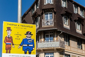 AFFICHE DE SAVIGNAC DEVANT LA FACADE DE L'HOTEL FLAUBERT, TROUVILLE-SUR-MER, NORMANDIE, FRANCE 