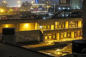 VUE SUR LE PERIPHERIQUE PARISIEN DE NUIT DEPUIS LE PARVIS DE LA CITE DES SCIENCES ET DE L'INDUSTRIE, PORTE DE LA VILLETTE, PARIS, FRANCE 