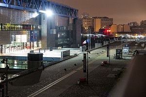 FACADE ET PARVIS DE LA CITE DES SCIENCES ET DE L'INDUSTRIE DE NUIT, PORTE DE LA VILLETTE, PARIS, FRANCE 