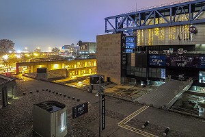 VUE SUR LE PERIPHERIQUE PARISIEN DE NUIT DEPUIS LE PARVIS DE LA CITE DES SCIENCES ET DE L'INDUSTRIE, PORTE DE LA VILLETTE, PARIS, FRANCE 