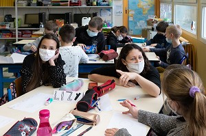 MAITRESSE D'ECOLE DANS SA CLASSE ELEMENTAIRE, CHARENTE-MARITIME, FRANCE 