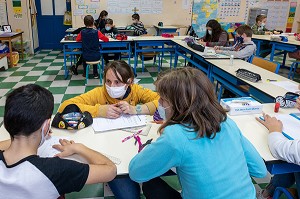 ELEVES ET MAITRESSE D'ECOLE DE CLASSE ELEMENTAIRE, CHARENTE-MARITIME, FRANCE 