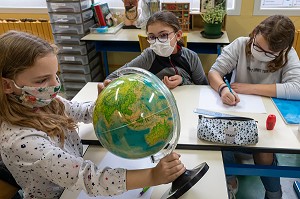 TRAVAIL DE GROUPE SUR LE PROJET TERRE FRAGILE POUR VENIR AU SECOURS DE LA TERRE, ELEVES DE CLASSE ELEMENTAIRE, CHARENTE-MARITIME, FRANCE 