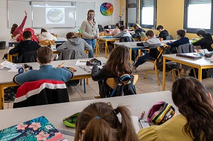 COURS D'ART PLASTIQUE, TRAVAIL DE GROUPE SUR LE PROJET TERRE FRAGILE POUR VENIR AU SECOURS DE LA TERRE, ELEVES DE 6EMME AU COLLEGE, CHARENTE-MARITIME, FRANCE 