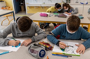 COURS D'ART PLASTIQUE, TRAVAIL DE GROUPE SUR LE PROJET TERRE FRAGILE POUR VENIR AU SECOURS DE LA TERRE, ELEVES DE 6EMME AU COLLEGE, CHARENTE-MARITIME, FRANCE 