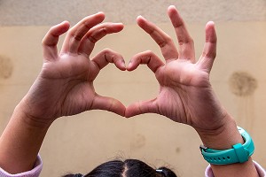 MAIN D'ENFANT EN FORME DE COEUR