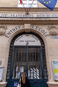 ENTREE DE L'ECOLE ELEMENTAIRE DE LA VILLE DE PARIS, RUE DE LA BIENFAISANCE, 8 EME ARRONDISSEMENT, FRANCE 