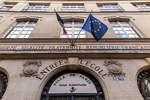 ENTREE DE L'ECOLE ELEMENTAIRE DE LA VILLE DE PARIS, RUE DE LA BIENFAISANCE, 8 EME ARRONDISSEMENT, FRANCE 