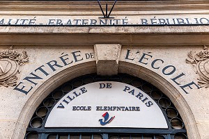 ENTREE DE L'ECOLE ELEMENTAIRE DE LA VILLE DE PARIS, RUE DE LA BIENFAISANCE, 8 EME ARRONDISSEMENT, FRANCE 