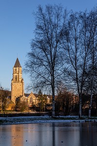 L'ETANG GELE DEVANT L'EGLISE NOTRE-DAME, ORBEC, CALVADOS, FRANCE 