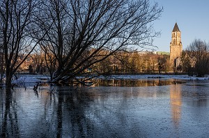 L'ETANG GELE DEVANT L'EGLISE NOTRE-DAME, ORBEC, CALVADOS, FRANCE 