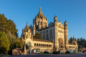 FACADE DE LA BASILIQUE SAINTE-THERESE DE LISIEUX, HAUT-LIEU DE PELERINAGE, LISIEUX, CALVADOS, FRANCE 