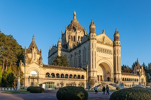 FACADE DE LA BASILIQUE SAINTE-THERESE DE LISIEUX, HAUT-LIEU DE PELERINAGE, LISIEUX, CALVADOS, FRANCE 