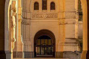 CLOITRE DE LA MISERICORDE ET FACADE DE LA BASILIQUE SAINTE-THERESE DE LISIEUX, HAUT-LIEU DE PELERINAGE, LISIEUX, CALVADOS, FRANCE 