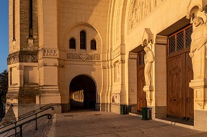 PARVIS ET FACADE DE LA BASILIQUE SAINTE-THERESE DE LISIEUX, HAUT-LIEU DE PELERINAGE, LISIEUX, CALVADOS, FRANCE 