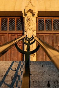 ESCALIER DU PARVIS, FACADE DE LA BASILIQUE SAINTE-THERESE DE LISIEUX, HAUT-LIEU DE PELERINAGE, LISIEUX, CALVADOS, FRANCE 