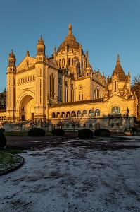 FACADE DE LA BASILIQUE SAINTE-THERESE DE LISIEUX, HAUT-LIEU DE PELERINAGE, LISIEUX, CALVADOS, FRANCE 