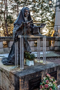 BRONZE DE SAINTE-THERESE DE L'ENFANT-JESUS EN PRIERE, BASILIQUE SAINTE-THERESE DE LISIEUX, HAUT-LIEU DE PELERINAGE, LISIEUX, CALVADOS, FRANCE 