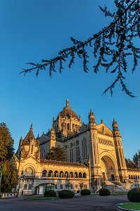 FACADE DE LA BASILIQUE SAINTE-THERESE DE LISIEUX, HAUT-LIEU DE PELERINAGE, LISIEUX, CALVADOS, FRANCE 