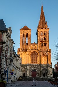 FACADE DE LA CATHEDRALE SAINT-PIERRE, STYLE OGIVAL NORMAND, SAINTE-THERESE ASSISTE A LA MESSE DU DIMANCHE, LISIEUX, PAYS D'AUGE, CALVADOS, NORMANDIE, FRANCE 