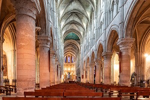 NEF PRINCIPALE ET CHOEUR, INTERIEUR DE LA CATHEDRALE SAINT-PIERRE, STYLE GOTHIQUE OGIVAL NORMAND, SAINTE-THERESE ASSISTE A LA MESSE DU DIMANCHE, LISIEUX, PAYS D'AUGE, CALVADOS, NORMANDIE, FRANCE 