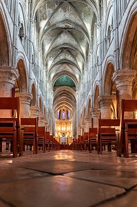 NEF PRINCIPALE ET CHOEUR, INTERIEUR DE LA CATHEDRALE SAINT-PIERRE, STYLE GOTHIQUE OGIVAL NORMAND, SAINTE-THERESE ASSISTE A LA MESSE DU DIMANCHE, LISIEUX, PAYS D'AUGE, CALVADOS, NORMANDIE, FRANCE 