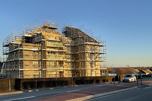 ECHAFAUDAGE POUR CHANTIER DE RAVALEMENT ET DE RENOVATION D'UN IMMEUBLE D'HABITATION HLM, RUGLES, EURE, FRANCE 