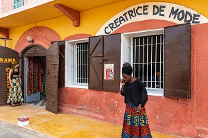 CREATRICE DE MODE RAMA AVEC SON TELEPHONE, SAINT-LOUIS DU SENEGAL, AFRIQUE 