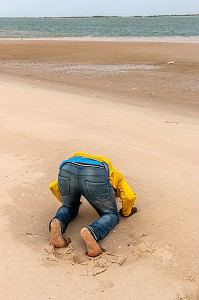 PRIERE SUR LA PLAGE EN DIRECTION DE LA MECQUE, HOMME DE RELIGION MUSULMANE, SAINT-LOUIS DU SENEGAL, AFRIQUE 