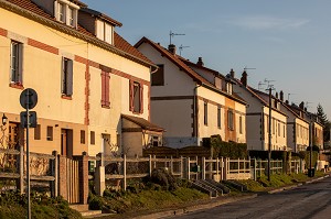 MAISONS D'OUVRIERS DE LA CITE OUVRIERE DU MOULIN A PAPIER, RUGLES, EURE, FRANCE 