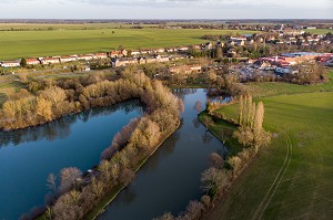 LES ETANGS ET LA CITE OUVRIERE DU MOULIN A PAPIER, RUGLES, EURE, FRANCE 